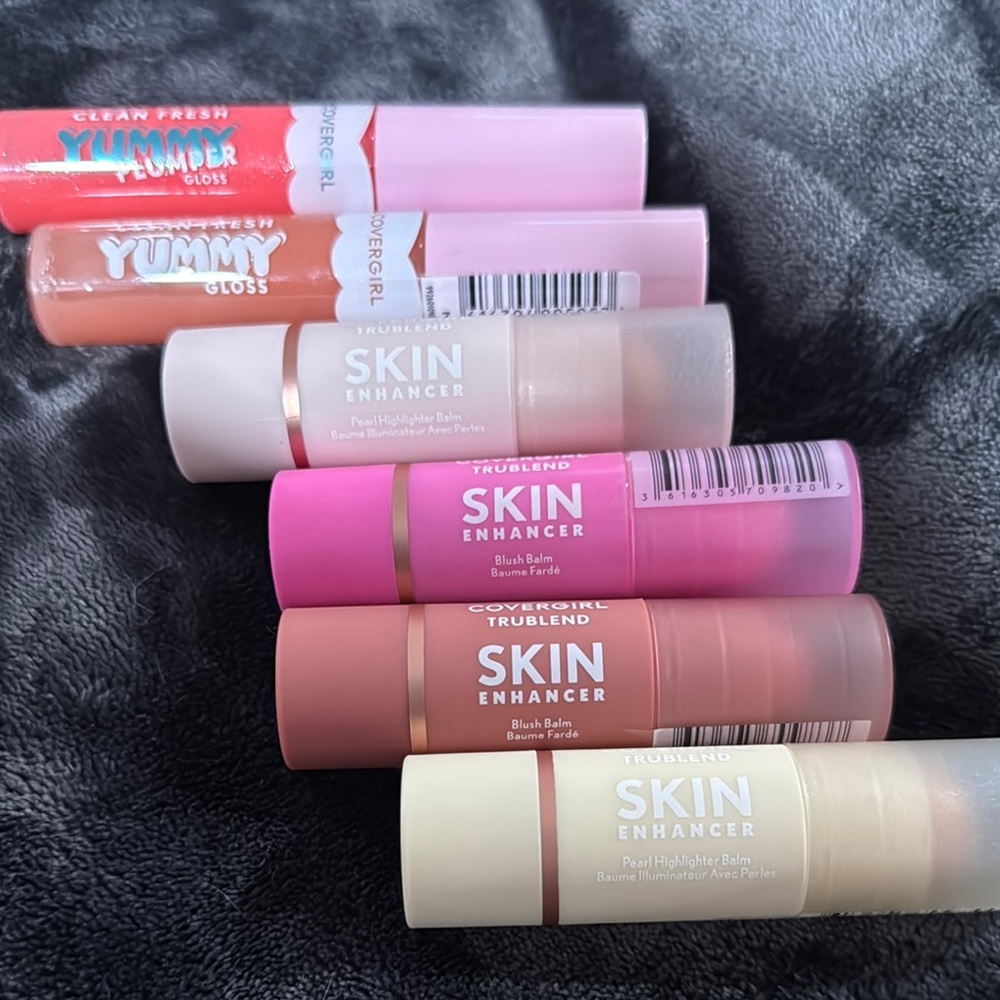 Brand new COVERGIRL Lip Balm Gloss & skin enhancer bundle